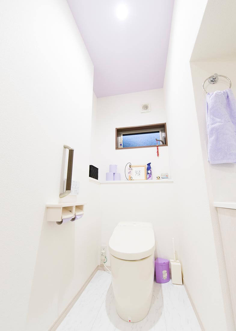奥様の好きな紫色を効果的取り入れたトイレ。