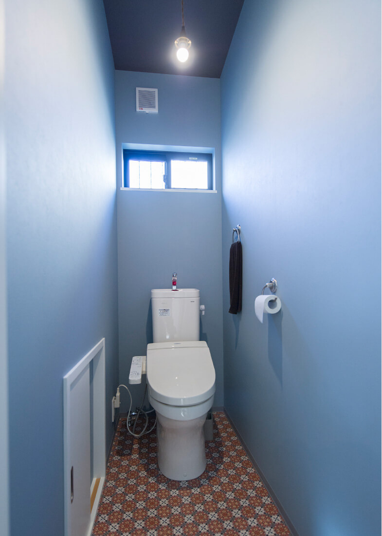 初めて家に来た人が分かりやすいよう、トイレの扉は白、部屋は茶色に色分けされています。