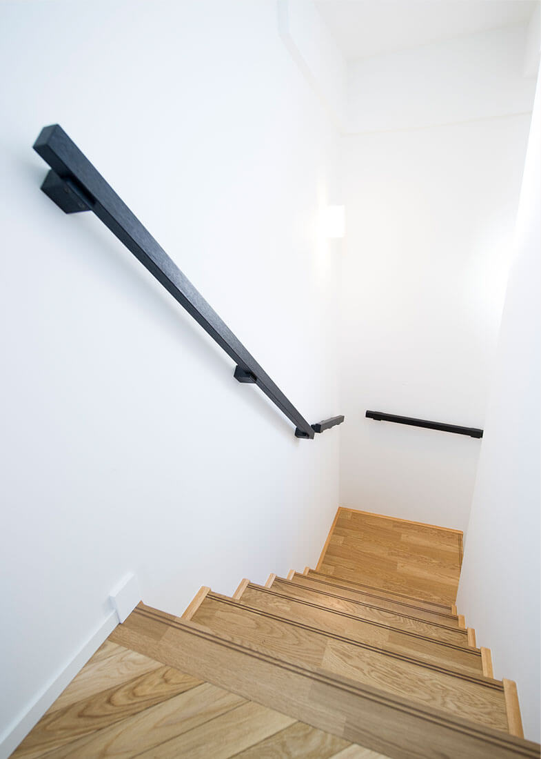 階段には、鉄製の四角手すりを。