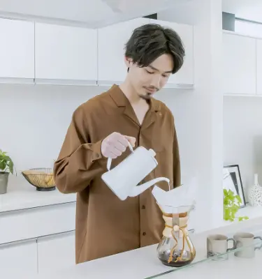 キッチンで珈琲を入れる男性