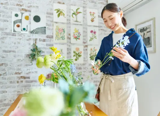 花を持つ女性