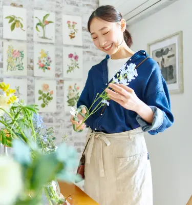 花を持つ女性