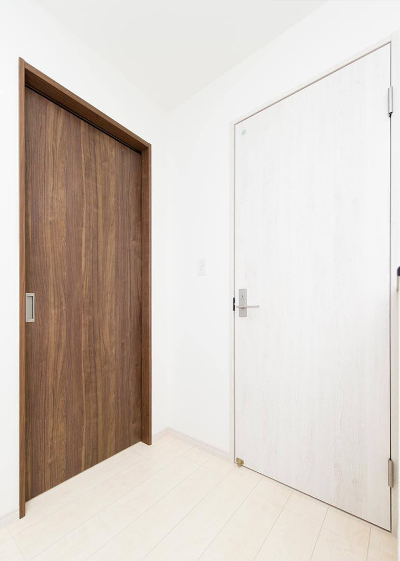 初めて家に来た人が分かりやすいよう、トイレの扉は白、部屋は茶色に色分けされています。